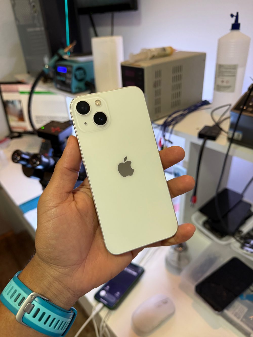 Mesmo iPhone branco com a tampa traseira nova, recuperado pela TECHCEL
